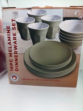 New..Chef's Counter 16-Piece Melamine Dinnerware Set